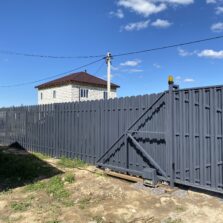 Фото Откатные ворота с Калиткой Евроштакетник шахматка. Усадьба в Петергофе 2022г. ЕвроСистемы
