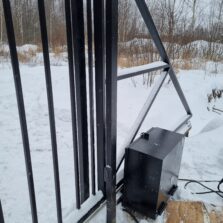 Фото Монтаж Откатных ворот. Антивандальный короб для привода. Горелово 2021г. ЕвроСистемы