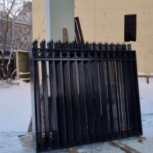 Фото Секции заборные решетчатые с ковкой. Набережная реки Карповки 36. 2021г. ЕвроСистемы
