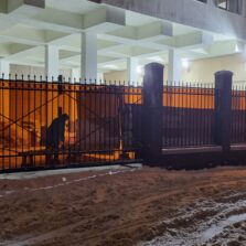 Фото Откатные ворота решетчатые с ковкой, Поликарбонат монолитный. Набережная реки Карповки 36. 2021г. ЕвроСистемы