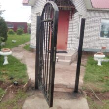 Фото Монтаж откатных ворот и калитки, на бетонном фундаменте, с ковкой и пиками. Волосово 2019г. ЕвроСистемы