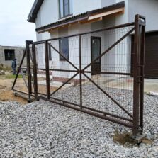 Фото Монтаж на свайном фундаменте Откатных ворот с 3Д Сеткой и встроенной калиткой. Пос. Сиверский 2019г. ЕвроСистемы