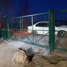 Фото Откатные ворота и калитка из Сетки гиттер. пос. Свирица, ул. Старая Свирица 2020г. ЕвроСистемы