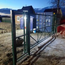 Фото Откатные ворота и калитка из Сетки гиттер пос. Свирица, ул. Старая Свирица 2020г. ЕвроСистемы