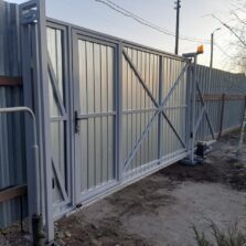Фото Откатные ворота со встроенной калиткой из профлиста. Горелово 2020г. ЕвроСистемы