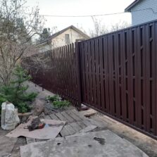 Фото Откатные ворота со встроенной калиткой из Евроштакетника. Большая Ижора. СНТ Якорь. 2020г. ЕвроСистемы