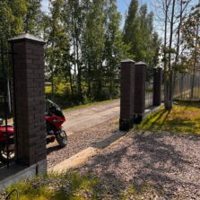 Фото Бетонное Основание Ворот Калитки с кирпичными столбами. СНТ Коркинское 2024г. ЕвроСистемы