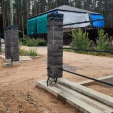 Фото Фундамент откатных ворот. Рощино, ул. Весенняя, д.20. 2024г. ЕвроСистемы