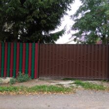 Фото Откатные ворота и Забор, из разноцветного евроштакетника в шахматном порядке. Сярьги 2018г. ЕвроСистемы