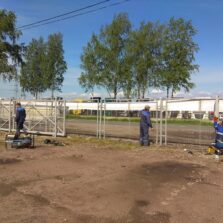 Фото Монтаж откатных ворот с 3Д Сеткой на бетонном основании. Ленсоветовская дорога 2019г. ЕвроСистемы