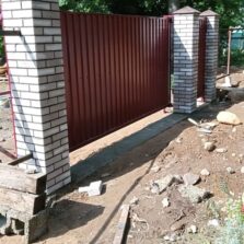 Фото Монтаж на бетонном фундаменте Откатных ворот и калитки, с кирпичными столбами. Пос. Рябово, Выб р-н. 2019г. ЕвроСистемы