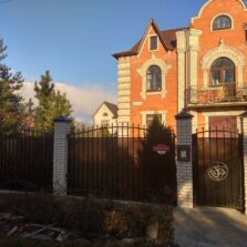 Фото Откатные ворота и Забор с ковкой. Петергоф, Деминский пер 3. 2019-2020г. ЕвроСистемы