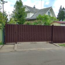 Фото Откатные ворота с калиткой из евроштакетника. Сиверский ул. Красная 2. 2021г. ЕвроСистемы
