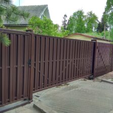 Фото Откатные ворота с калиткой из евроштакетника. Сиверский ул. Красная 2. 2021г. ЕвроСистемы