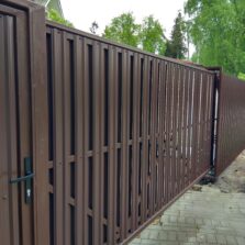 Фото Откатные ворота с калиткой из евроштакетника. Сиверский ул. Красная 2. 2021г. ЕвроСистемы