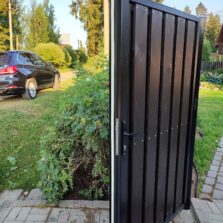 Фото Калитка с Деревом. Сиверский, 2 Паркетный пер. д.13. 2021г. ЕвроСистемы