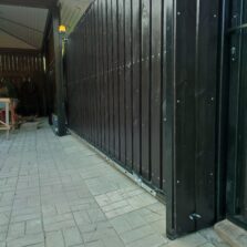 Фото Откатные ворота с Деревом. Сиверский, 2 Паркетный пер. д.13. 2021г. ЕвроСистемы