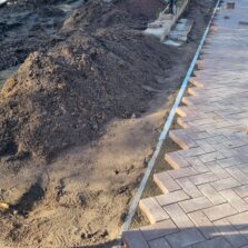 Фото Устройство основания откатных ворот. Петергоф Старо-Гостилицкое шоссе, 37. 2024г
