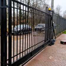 Фото Устройство откатных ворот с ковкой. Петергоф Старо-Гостилицкое шоссе, 37. 2024г